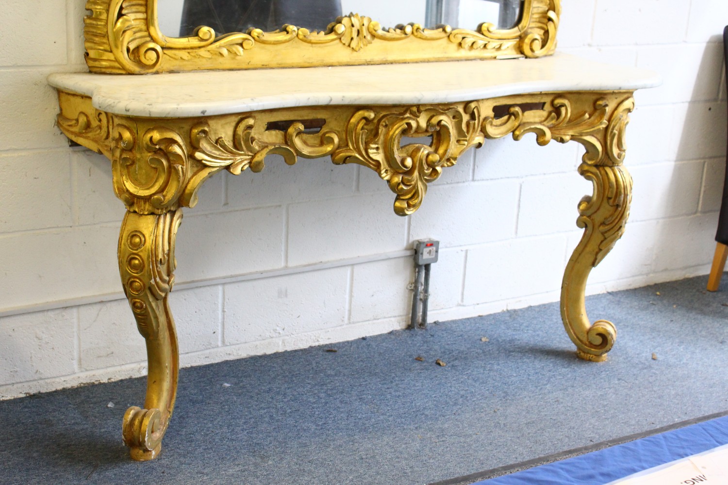 A SUPERB LARGE 18TH-19TH CENTURY ITALIAN CARVED AND GILDED CONSOLE AND MIRROR, the mirror carved - Image 2 of 7