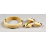 A SET OF 14CT GOLD MOUNTED IVORY BRACELET, EARRINGS AND RING.