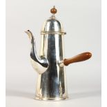 AN 18TH CENTURY STYLE SILVER COFFEE POT, of plain tapering form with side handle. Sheffield 1967.