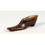 A VERY GOOD TREEN SHOE SNUFF BOX. 5ins long.