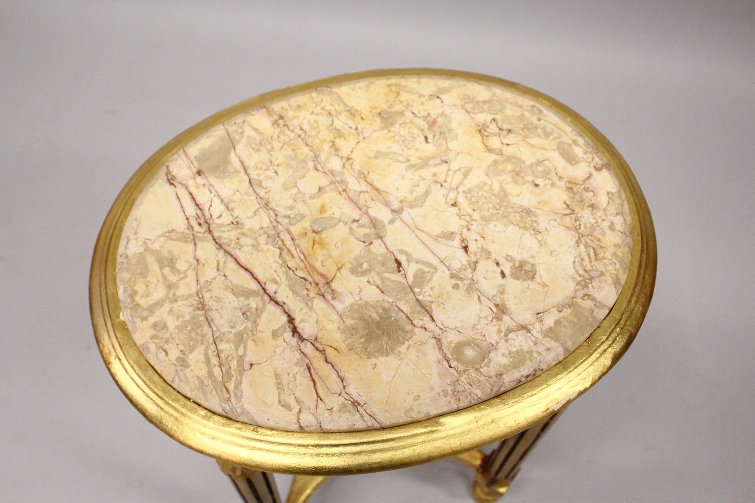 A GILT WOOD AND MARBLE TOPPED OCCASIONAL TABLE. - Image 2 of 2