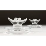 A GOOD PAIR OF LALIQUE LOVING DOVES TRINKET DISHES. Lalique, France. 4ins diameter.