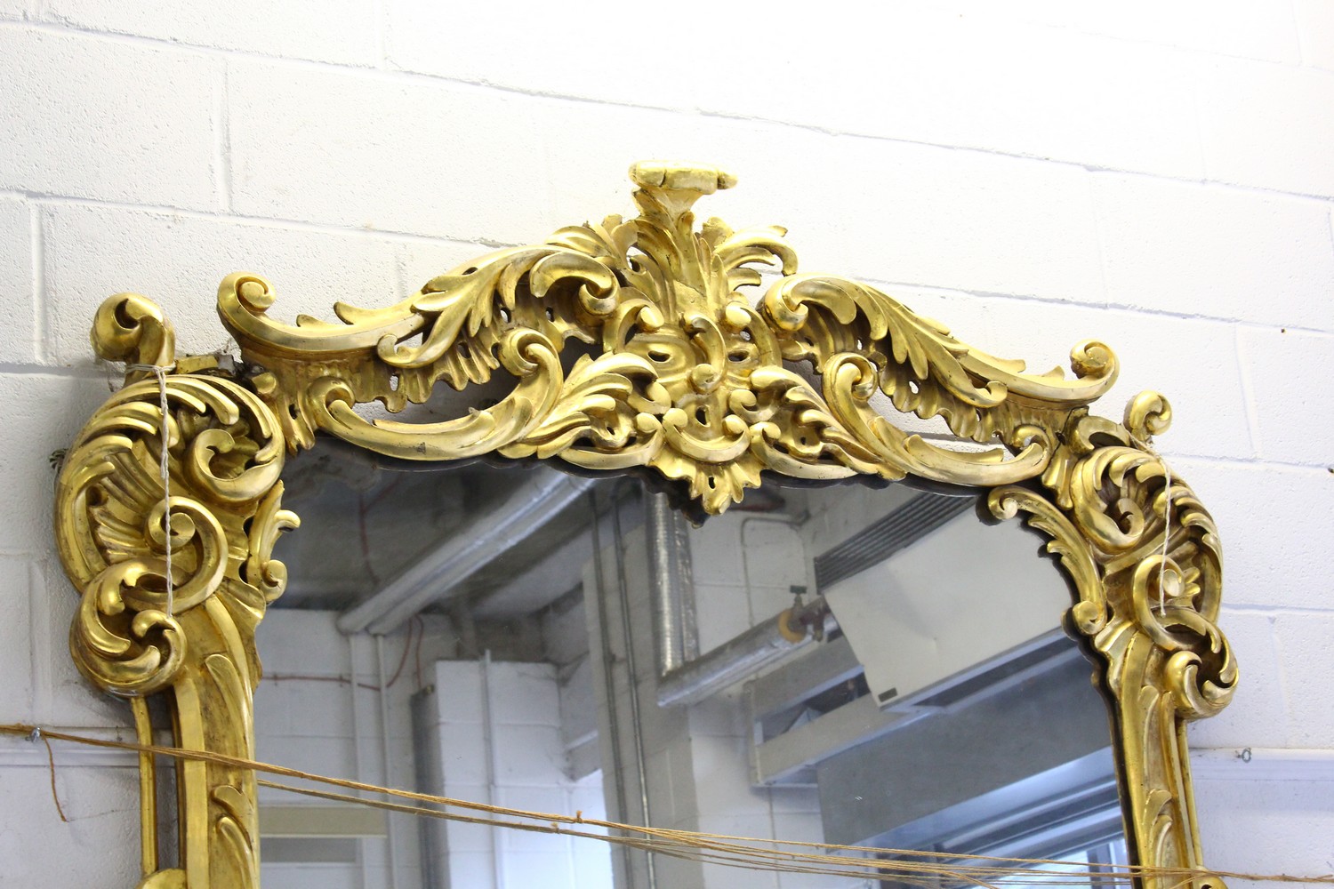 A SUPERB LARGE 18TH-19TH CENTURY ITALIAN CARVED AND GILDED CONSOLE AND MIRROR, the mirror carved - Image 3 of 7