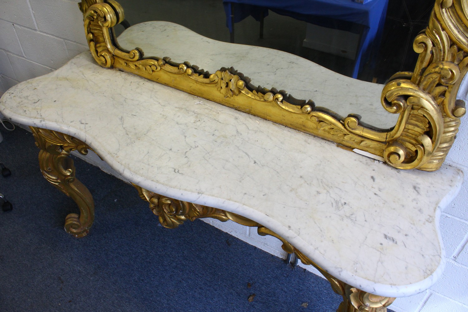 A SUPERB LARGE 18TH-19TH CENTURY ITALIAN CARVED AND GILDED CONSOLE AND MIRROR, the mirror carved - Image 6 of 7