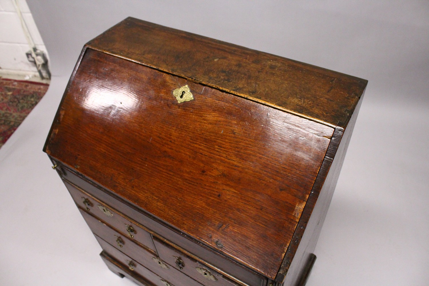 A GOOD SMALL 18TH CENTURY BUREAU, with fall front, fitted interior with well, two short and two long - Image 3 of 12