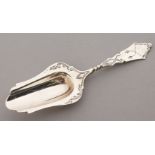 A CONTINENTAL SILVER TEA CADDY SPOON.