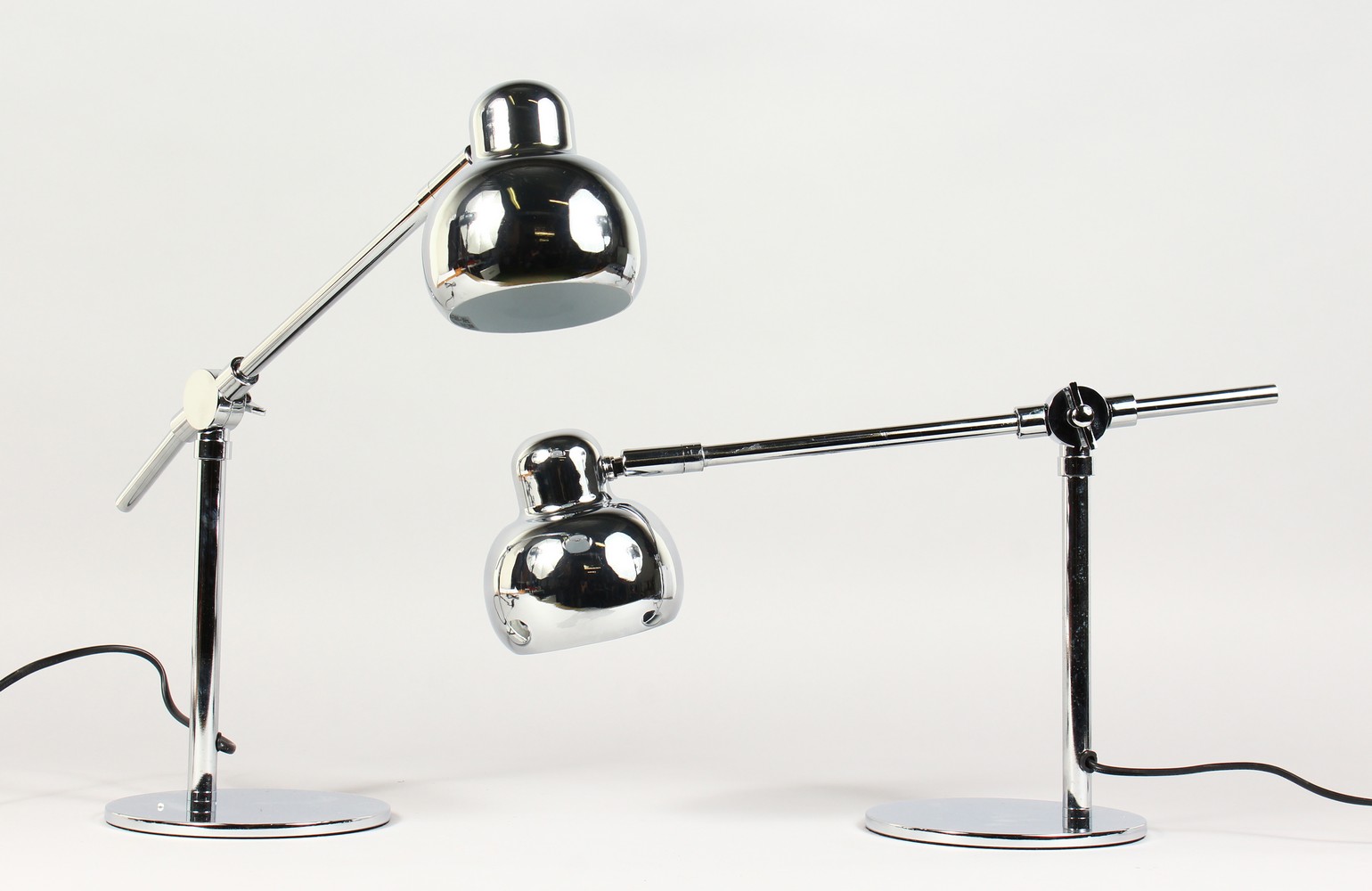A PAIR OF ART DECO DESIGN CHROME TABLE LAMPS.