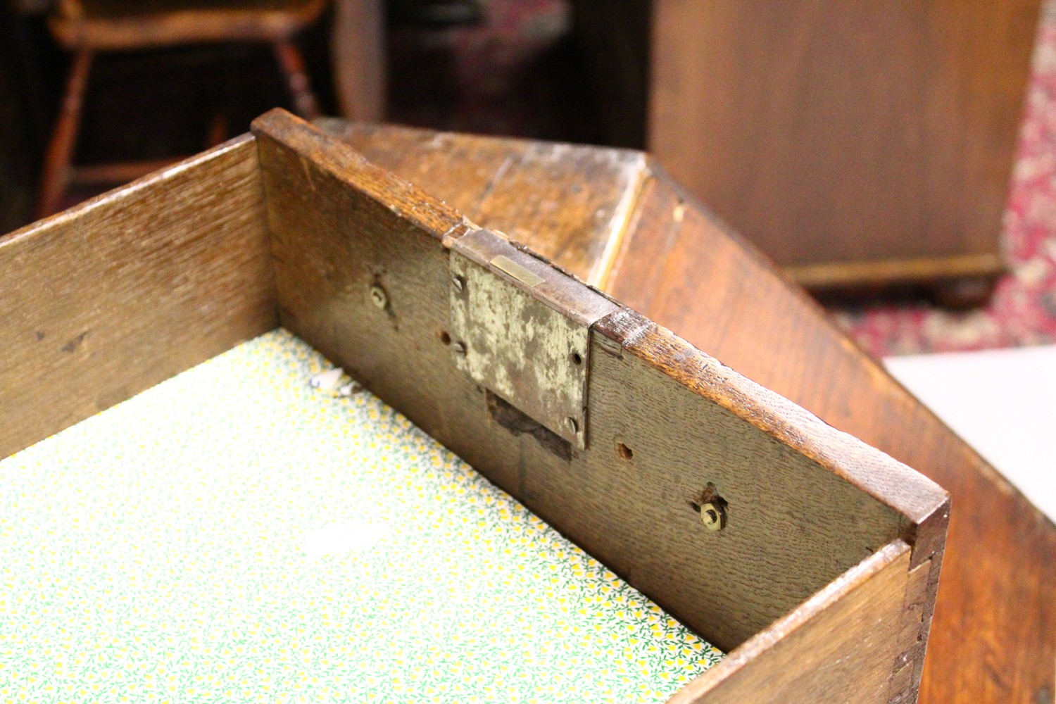 A GOOD SMALL 18TH CENTURY BUREAU, with fall front, fitted interior with well, two short and two long - Image 11 of 12