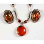A SILVER AMBER SET NECKLACE AND EARRINGS.