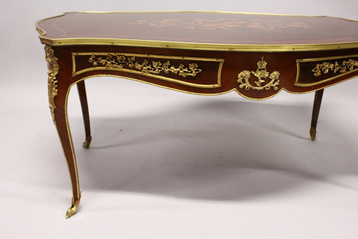 A FRENCH STYLE INLAID MAHOGANY AND ORMOLU MOUNTED COFFEE TABLE. - Image 3 of 3