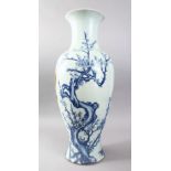 A LARGE 19TH CENTURY CHINESE BLUE & WHITE PORCELAIN VASE, the body of the vase decorated with scenes