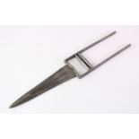 A FINE QUALITY 18TH CENTURY INDIAN WATERED STEEL KATAR DAGGER, 45.5cm