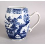 A GOOD 18TH CENTURY CHINESE BLUE & WHITE QIANLONG PORCELAIN MUG / TANKARD, decorated with typical