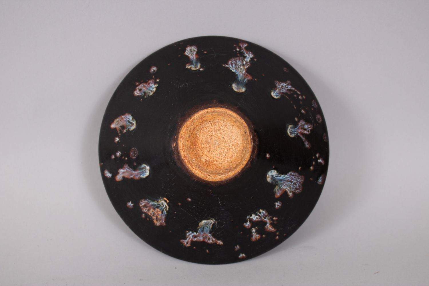 A CHINESE SONG STYLE JIZHOU WARE STYLE PORCELAIN TEA CUP / BOWL, the exterior decorated with a - Image 4 of 8