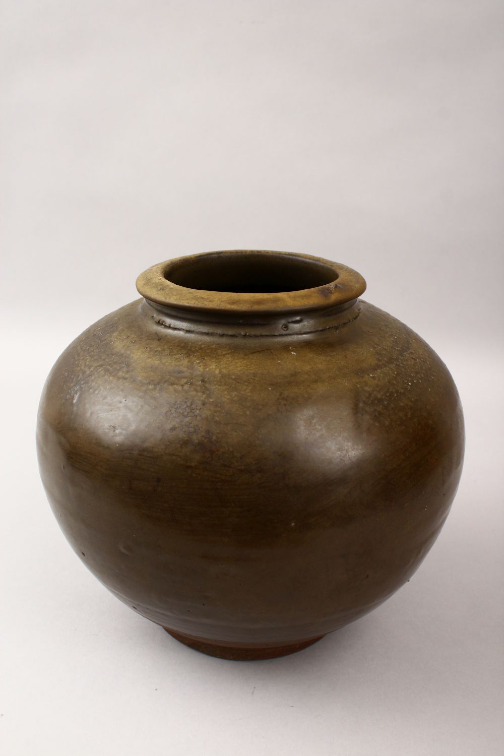 A GOOD CHINESE YUAN PERIOD POTTERY TEA DUST GLAZE JAR, with tea dust ground, an unglazed base - Image 2 of 4