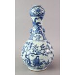 A GOOD CHINESE MING STYLE BLUE & WHITE PORCELAIN GARLIC HEAD SHAPED VASE, the body of the vase