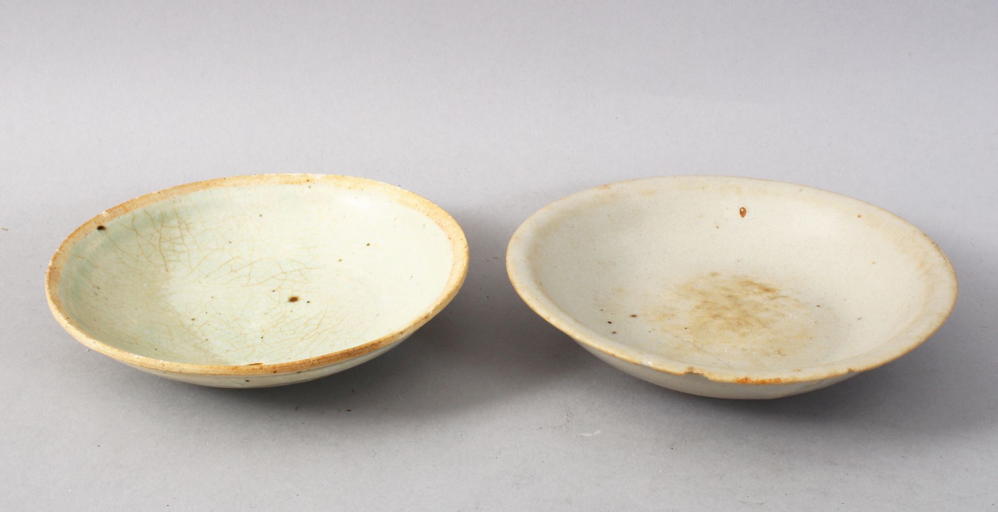 A GOOD PAIR OF EARLY CHINESE POTTERY BOWLS, 14cm & 13cm diameter