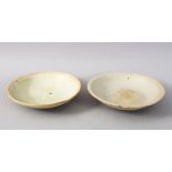 A GOOD PAIR OF EARLY CHINESE POTTERY BOWLS, 14cm & 13cm diameter