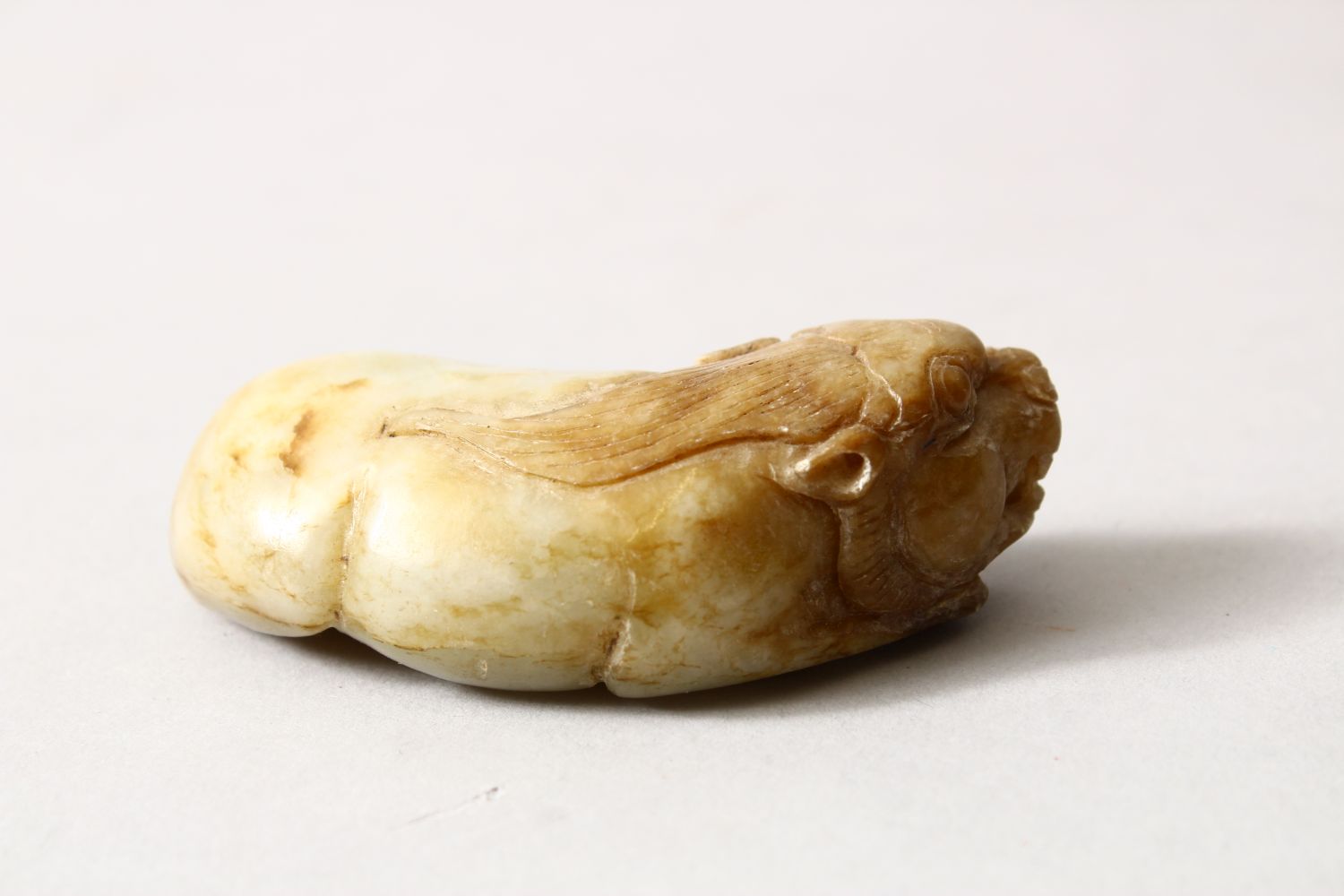 A CHINESE CARVED JADE / HARD STONE FIGURE OF A RECUMBENT KYLIN, 7.5cm. - Image 3 of 4