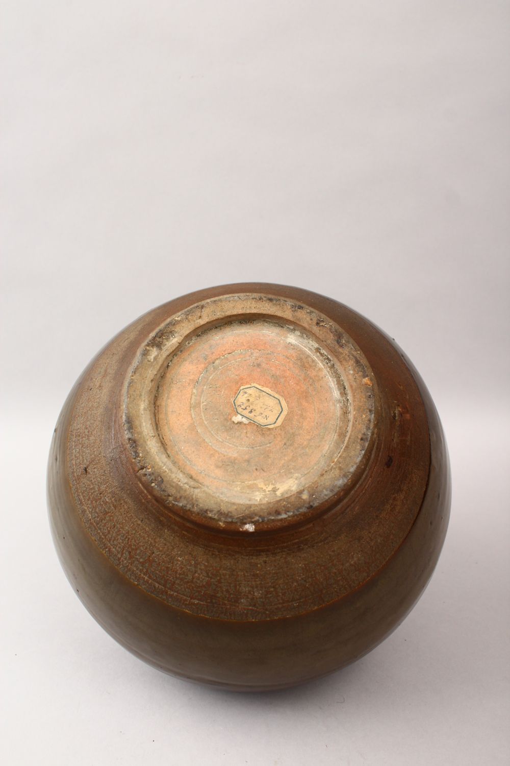 A GOOD CHINESE YUAN PERIOD POTTERY TEA DUST GLAZE JAR, with tea dust ground, an unglazed base - Image 4 of 4