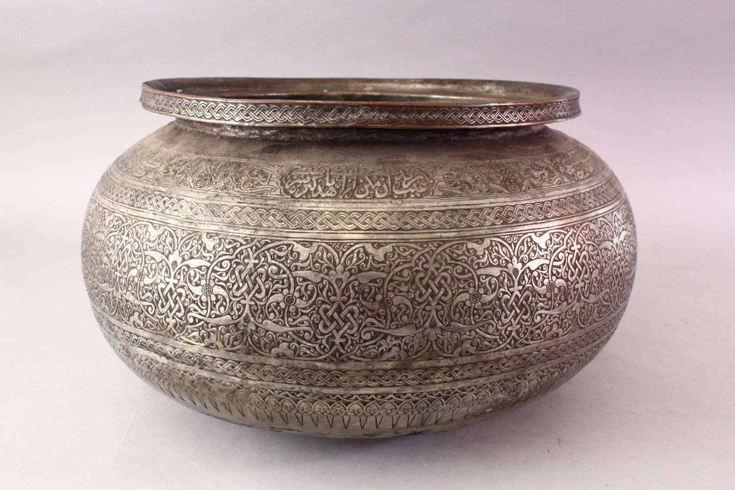 A LARGE ISLAMIC TINNED BRONZE SAFAVID CALLIGRAPHIC BOWL, the body with chased formal intertwined - Image 5 of 13
