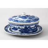 A GOOD 18TH CENTURY CHINESE QIANLONG BLUE & WHITE PORCELAIN BUTTER DISH & COVER & STAND, The body of