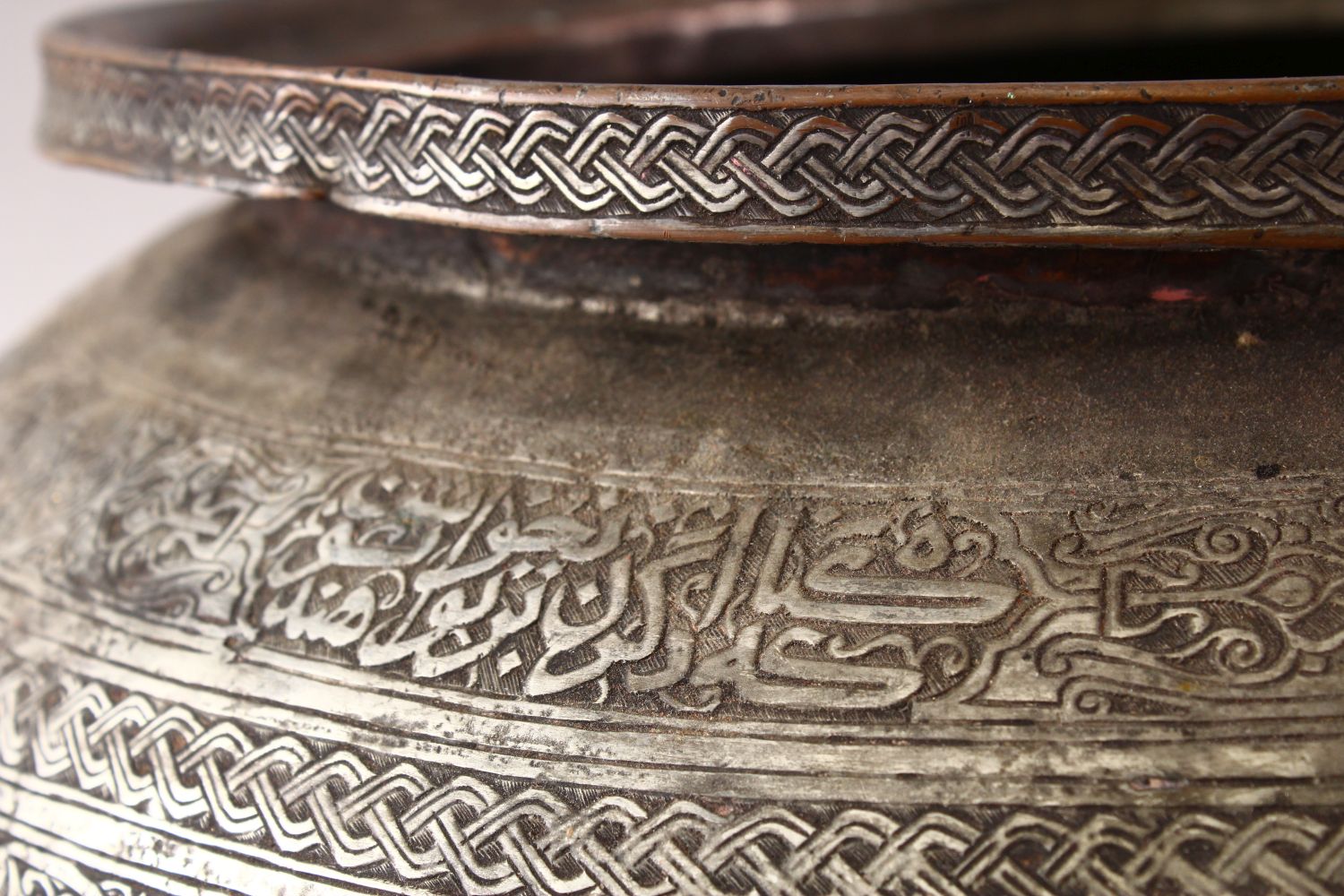 A LARGE ISLAMIC TINNED BRONZE SAFAVID CALLIGRAPHIC BOWL, the body with chased formal intertwined - Image 7 of 13