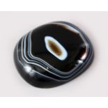 A RARE AND LARGE CHINESE BANDED AGATE STONE, 14cm