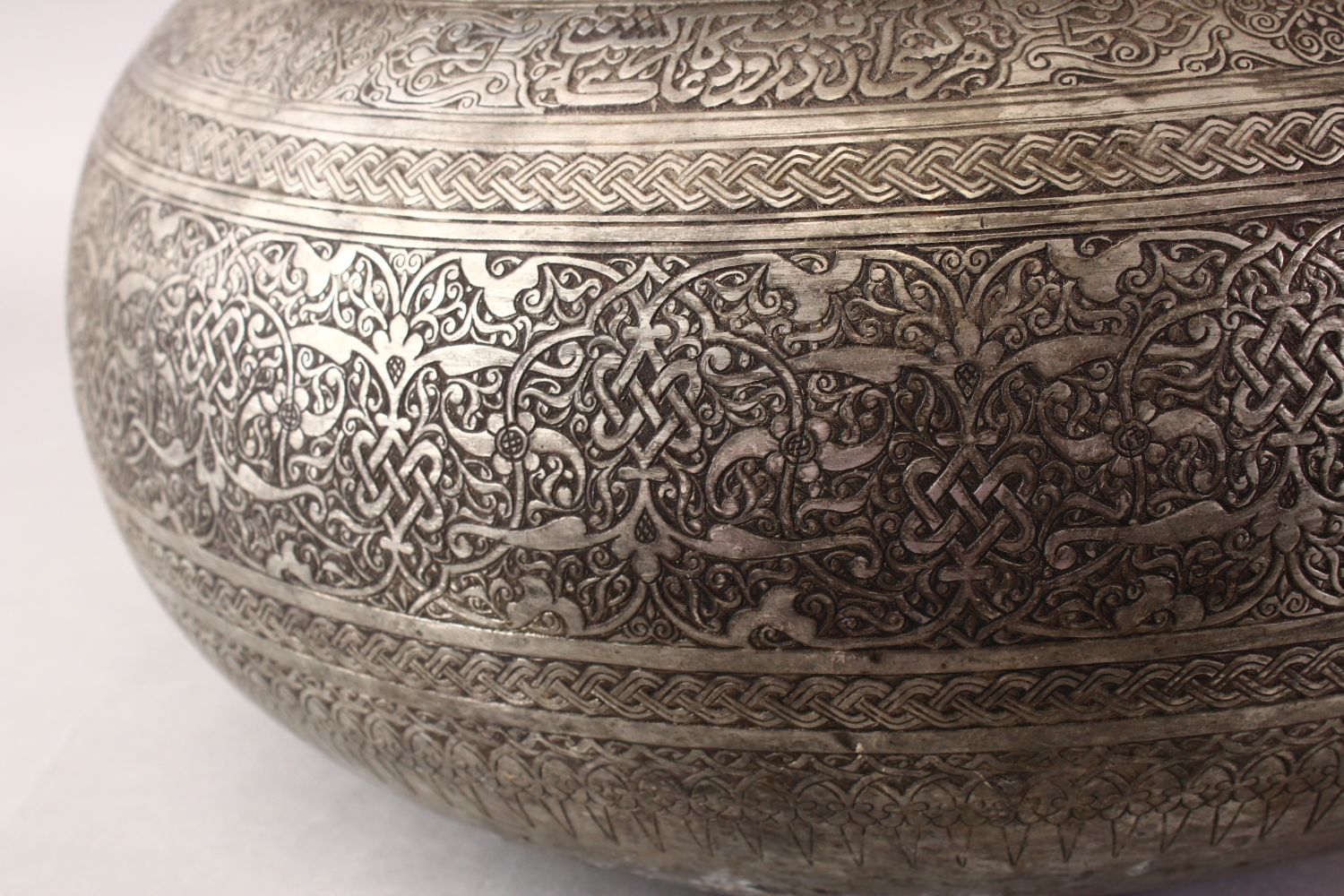 A LARGE ISLAMIC TINNED BRONZE SAFAVID CALLIGRAPHIC BOWL, the body with chased formal intertwined - Image 12 of 13