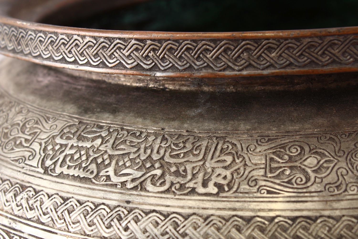 A LARGE ISLAMIC TINNED BRONZE SAFAVID CALLIGRAPHIC BOWL, the body with chased formal intertwined - Image 10 of 13