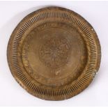 A 19TH CENTURY INDAIN BRASS CHARGER / DISH, with embossed decoration, 21.5cm