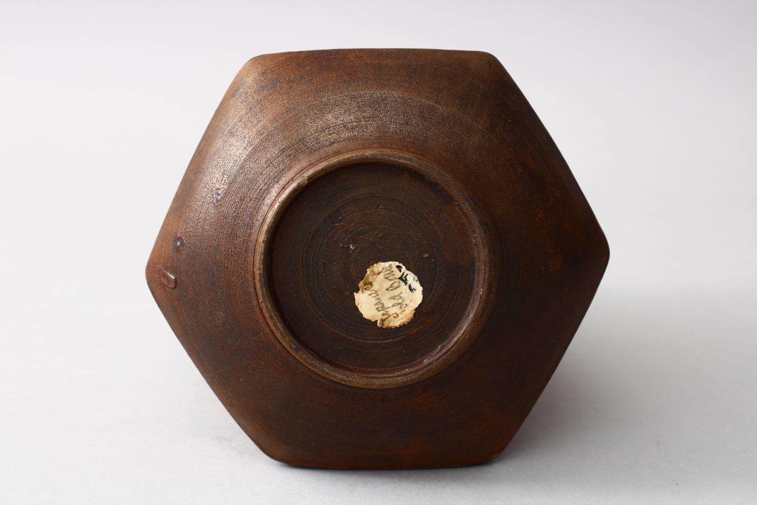 A GOOD JAPANESE MEIJI PERIOD HEXAGONAL STONEWARE SAKE FLASK, the body with panels of carved floral - Image 5 of 5