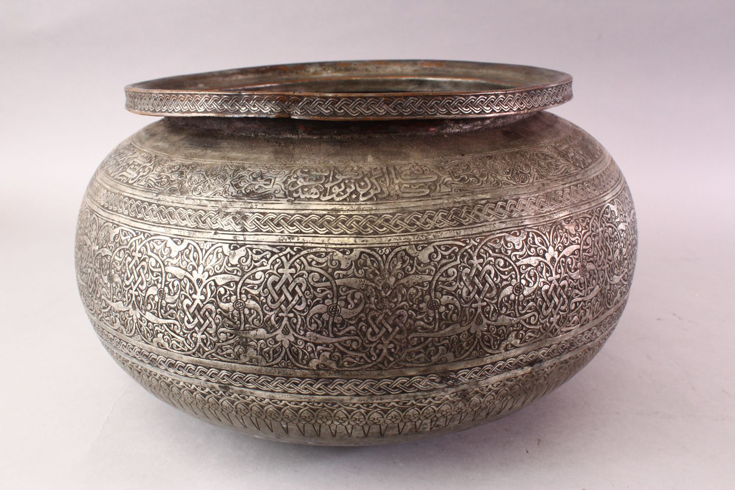 A LARGE ISLAMIC TINNED BRONZE SAFAVID CALLIGRAPHIC BOWL, the body with chased formal intertwined - Image 6 of 13