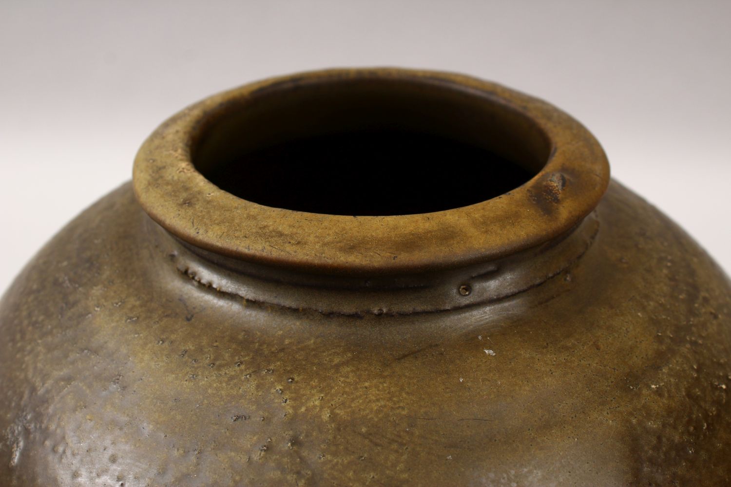 A GOOD CHINESE YUAN PERIOD POTTERY TEA DUST GLAZE JAR, with tea dust ground, an unglazed base - Image 3 of 4