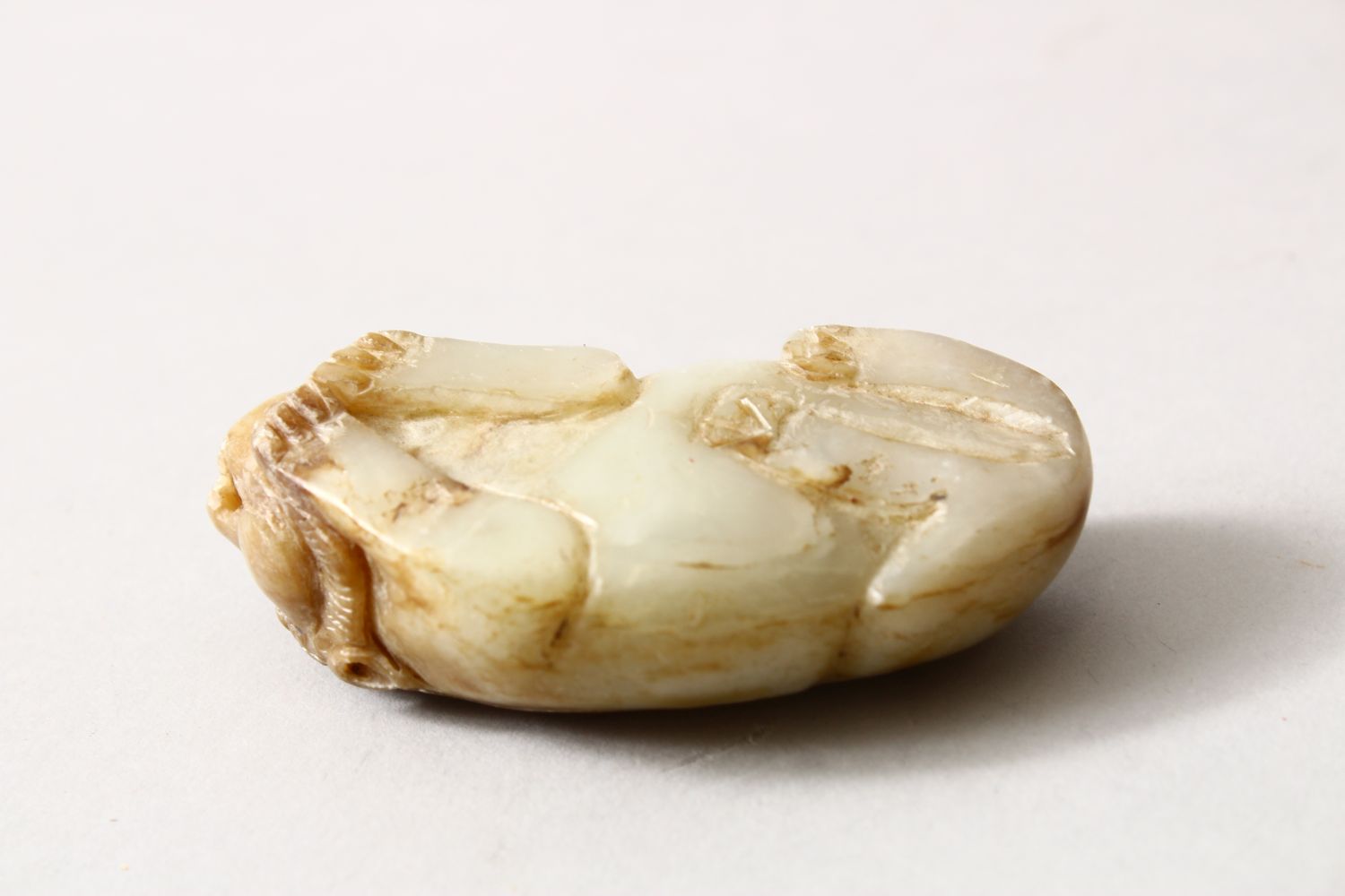 A CHINESE CARVED JADE / HARD STONE FIGURE OF A RECUMBENT KYLIN, 7.5cm. - Image 4 of 4