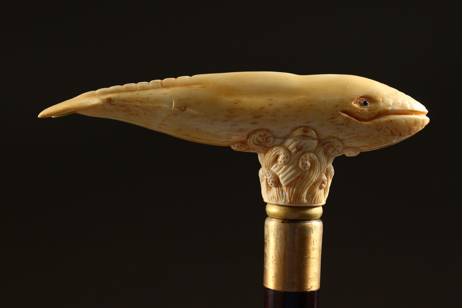 A BONE HANDLE WALKING STICK, carved as a whale. 36ins long. - Image 3 of 4