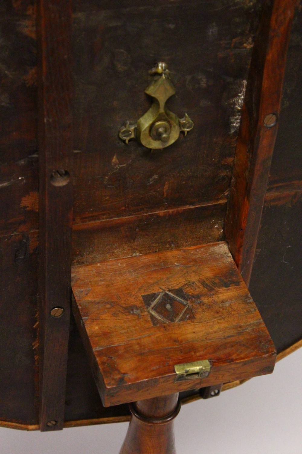 AN 18TH CENTURY YEW WOOD TILT TOP TRIPOD TABLE, with a shaped top, later edged, on a turned column - Image 3 of 5