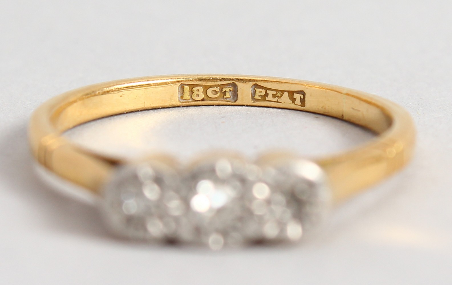 AN 18CT GOLD THREE STONE DIAMOND RING. - Image 2 of 3