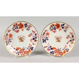 A FINE PAIR OF FLIGHT BARR AND BARR PLATES, painted in Imari style and having a crest and motto,