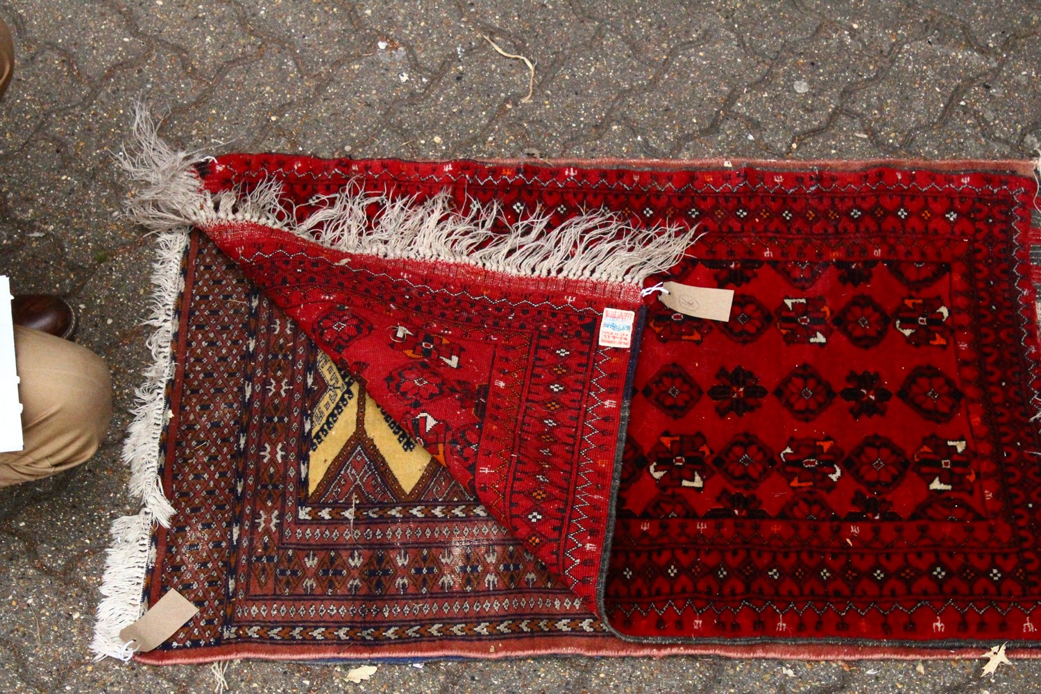 A SMALL 20TH CENTURY PERSIAN RUG, crimson ground with three rows of geometric medallions. 3ft 9ins x - Image 2 of 2