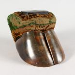 A TABLE SNUFF BOX, mounted in an animal hoof. 3.5ins wide.