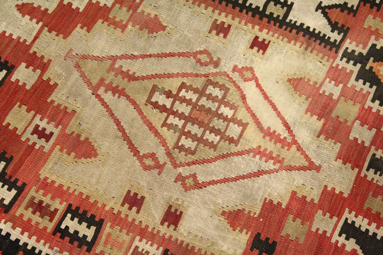 AN AFGHAN KELIM CARPET, of typical form. 7ft 5ins x 5ft 10ins. - Image 4 of 13