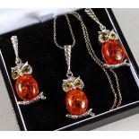 A SILVER AND AMBER SET NECKLACE and DROP EARRINGS.