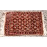 A SMALL 20TH CENTURY PERSIAN RUG, beige ground with allover crosshatch design. 3ft 10ins x 3ft