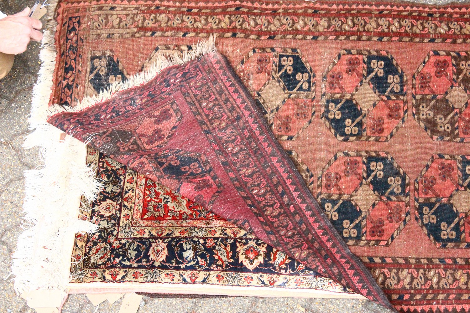 AN EARLY 20TH CENTURY PERSIAN TEKKKE BOKHARA RUG, rust ground with two rows of five gulls. 5ft - Image 2 of 2