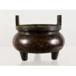 A SMALL CHINESE BRONZE TWIN-HANDLED CENSER. 4ins wide.