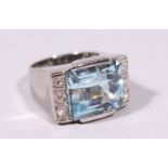 A SUBSTANTIAL 10CT DIAMOND AND AQUAMARINE RING set in palladium.