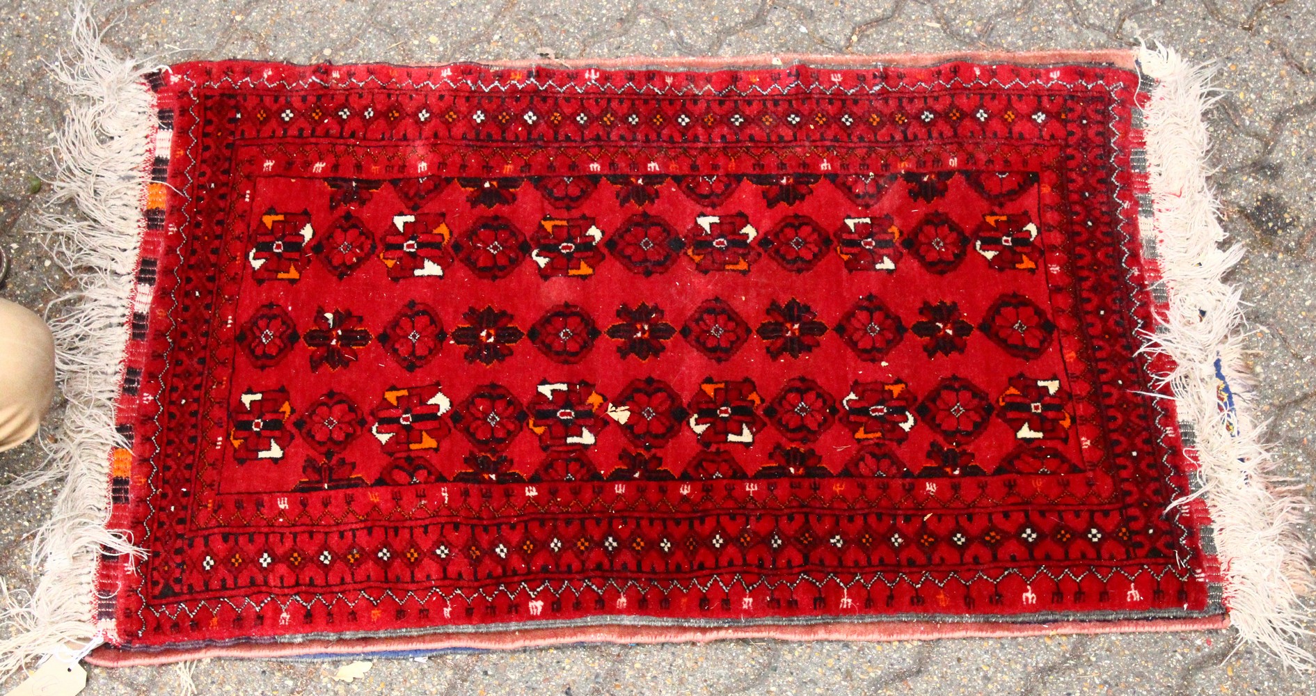 A SMALL 20TH CENTURY PERSIAN RUG, crimson ground with three rows of geometric medallions. 3ft 9ins x