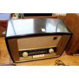 A Murphy Bakelite radio.