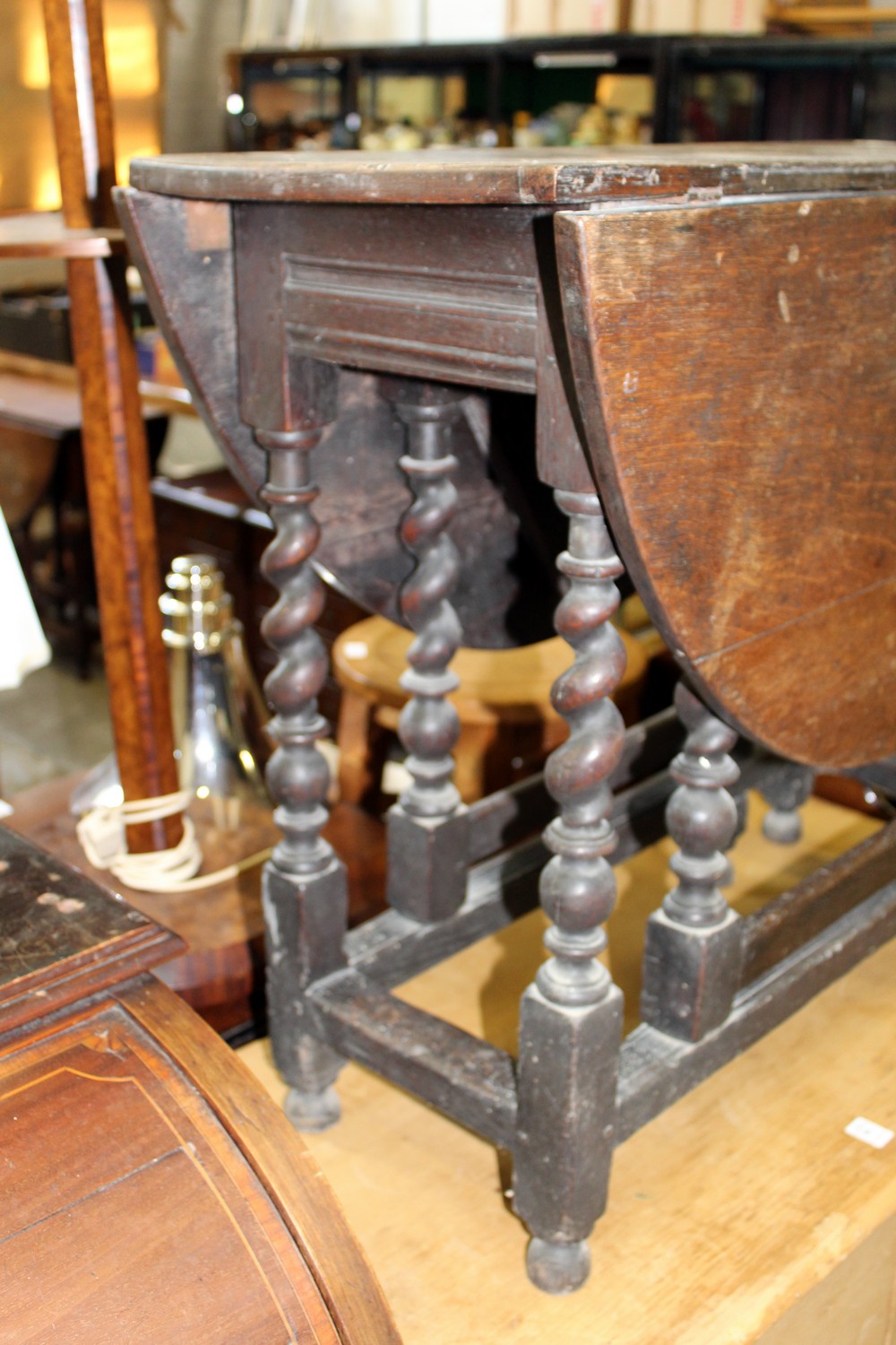 An oak drop leaf, gate leg dining table on barley twist supports. - Image 2 of 2